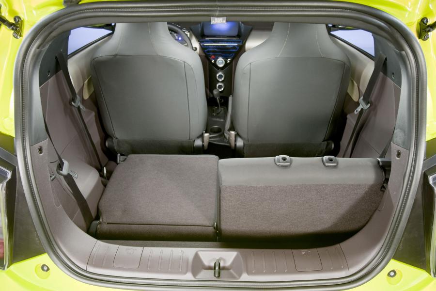 Багажник Scion iQ Concept 2009 года  (фото 12 из 91)